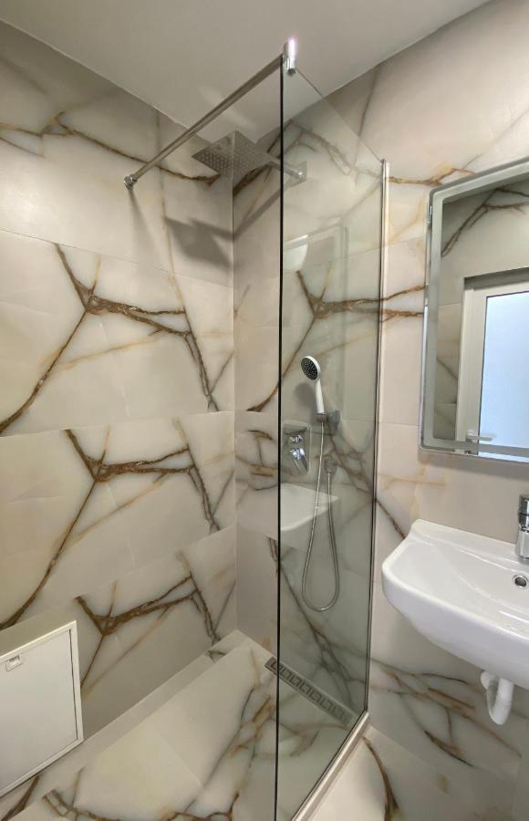 Central Welcoming Apartment In Тирана Экстерьер фото
